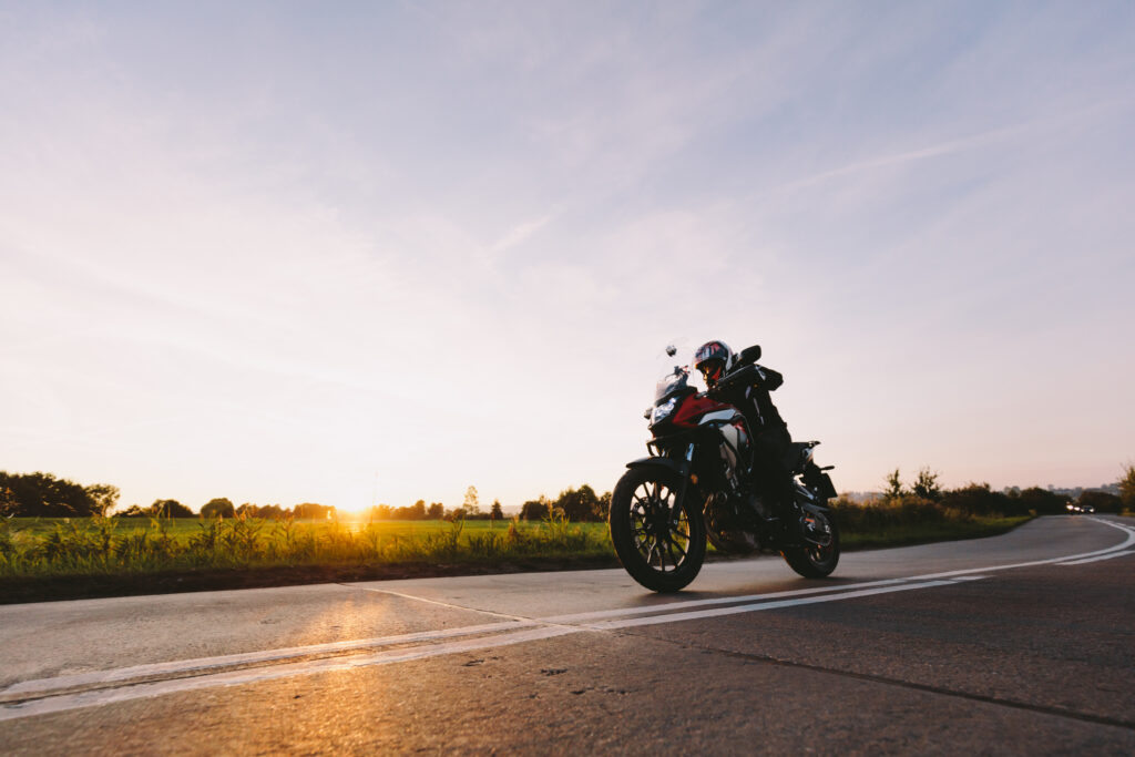 Motorradfahrer mit Gehörschutz.